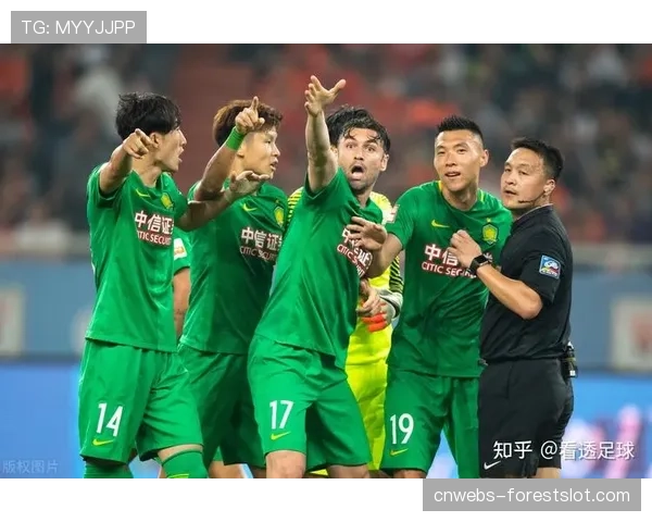 通讯：VAR沟通系统将在下赛季全面升级，裁判现场解释判罚将成为常态